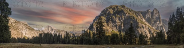 Sunset in the Yosemite Valley, Yosemite National Park, USA