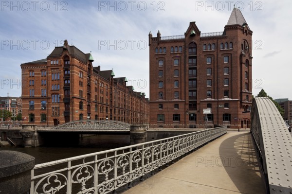 View from the Pickhuben Bridge of the head buildings of Block P on the left and Block O on the right, St., Sankt, Saint