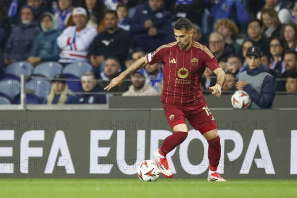 Portugal: Football Europa League, Play-Off - FC Porto vs. AS Roma - Estadio do Dragao, Porto: Zeki CELIK AS Roma on the ball