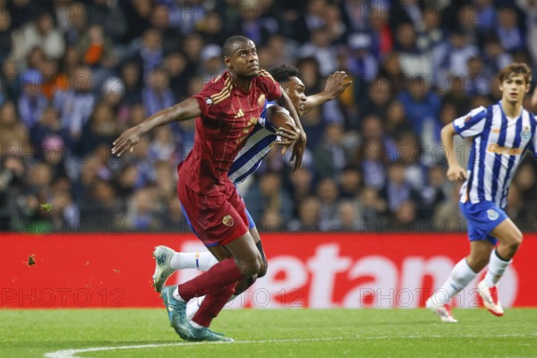 Portugal: Football Europa League, Play-Off - FC Porto vs. AS Roma - Estadio do Dragao, Porto: Evan NDICKA AS Roma left in duel with SAMU FC Porto