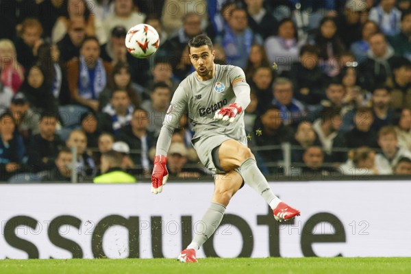 Portugal: Football Europa League, Play-Off - FC Porto vs. AS Roma - Estadio do Dragao, Porto: Diogo COSTA FC Porto taking a shot with the ball