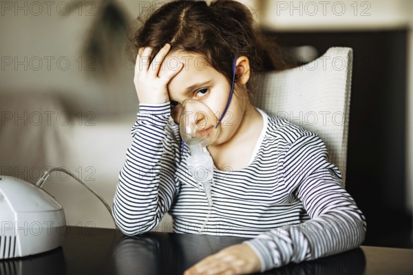 Krankes kleines Mädchen mit Husten macht Inhalation zu Hause mit Vernebler Inhalator Maske. Asthma-Medizin. Grippe-Saison. Konzept für das Gesundheitswesen