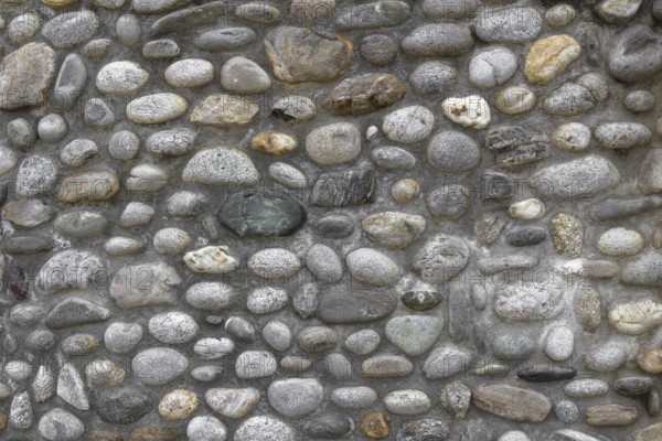 Front view of a wall of stones with cut irregular