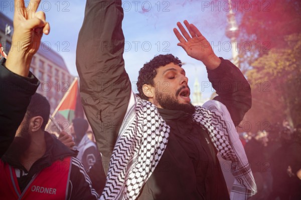 04.11.2023, Berlin, Germany, Europe, Over 8000 participants show their solidarity and take part in a demonstration for Palestine and against Israel under the title: