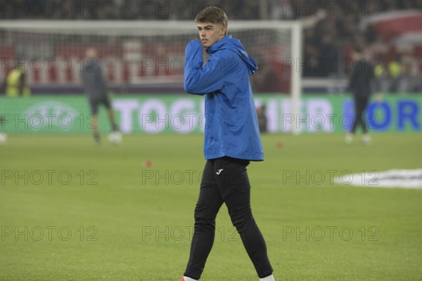 Football match, Charles DE KETELAERE Atalanta Bergamo warming up in front of the game, Stuttgart Arena, Stuttgart