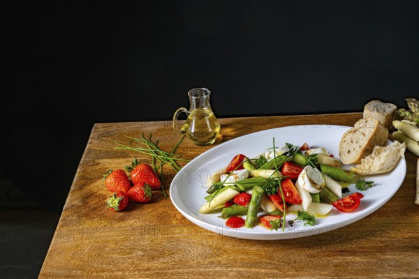 Asparagus salad with strawberries, tomatoes and goat's cheese