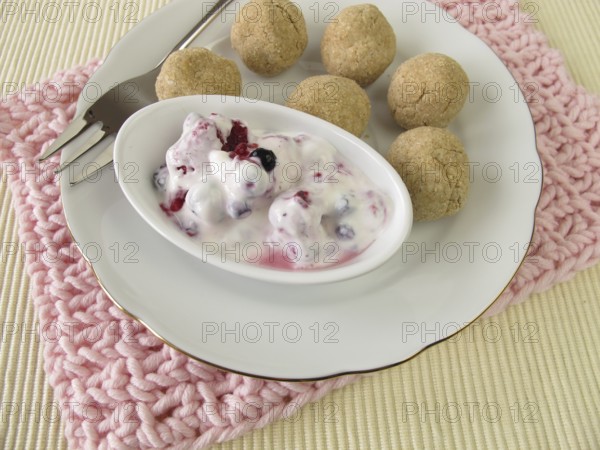 Tsampa balls with fruit yoghurt