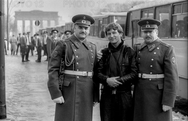 Germany, Berlin, 22.12.1990, departure of the Soviet guard of honour from the memorial in Tiergarten, the journalist Frank Nordhausen (today a cult specialist) between two Soviet soldiers