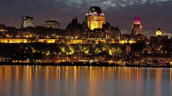 Night shot of Quebec