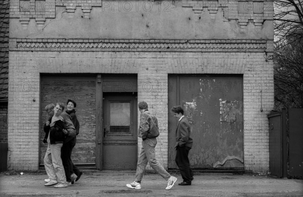 Germany, Hennigsdorf, 14.04.1992, Ruin in Hennigsdorf, closed shop, teenagers