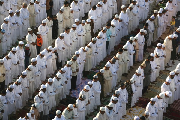Muslims offering namaaz in Mumbra, small township on outskirts of Bombay now Mumbai, Maharashtra, India