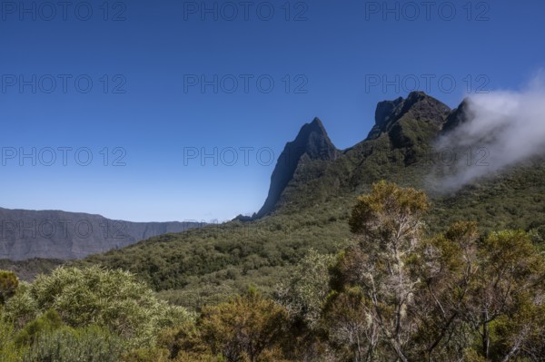 Morne de Fourche (right) and the remparts of the Piton Maïdo (left) of the Cirque de Mafate, Ile de La Reunion, France