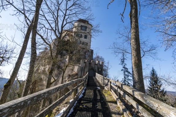 Spring hike in the beautiful Danube valley, along the Kallenberg castle ruins, to Bronnen Castle near Fridingen on the Danube