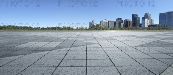 Leerer Marmorboden mit Stadtbild und Skyline im klaren blauen Himmel