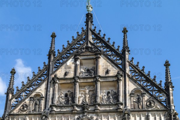 Above the frieze, larger-than-life stone figures of the twelve apostles, saints and benefactors adorn the room. This is also no longer the original arrangement. For example, two figures were moved from the eastern window directly to the right-hand side of the portal in the north wall and a niche in the east wall was filled with a figure of St John the Baptist, which originally came from Metelen