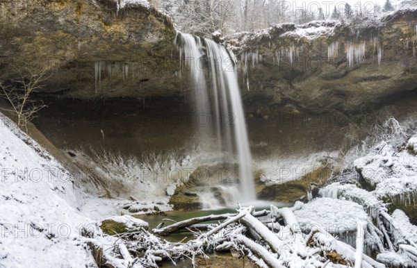 The beautifully icy Scheidegger waterfalls with a hike in the area