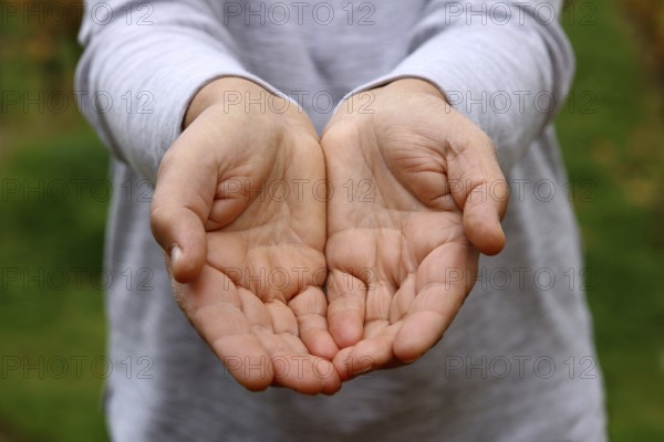 Two hands that give