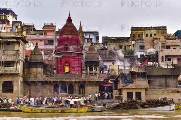 Body burning ceremony at Manikarnika Ghat on the Ganges river, Varanasi, India