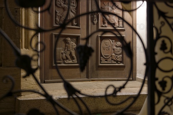 Nostalgic wooden door with gastronomic motifs, Schwäbisch Hall, Kocher Valley, Kocher, Old Town, Germany