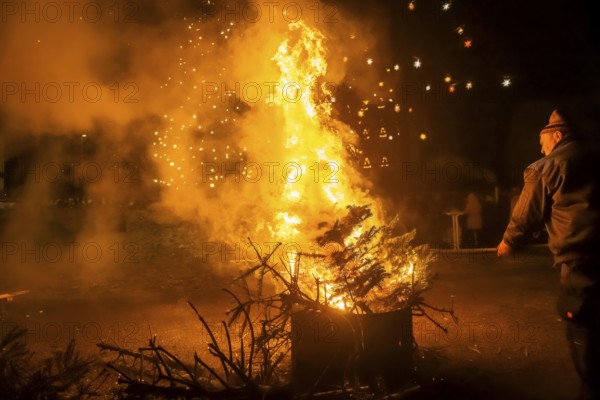 Christmas tree burning on the Kleinnauendorf fairground. The local history association G-Haus invited people to a fiery spectacle to part with their old Christmas trees. What was particularly remarkable was the fact that there were very quickly burning specimens and, in turn, almost unburnable ones, Kleinnauendorf, Saxony, Germany