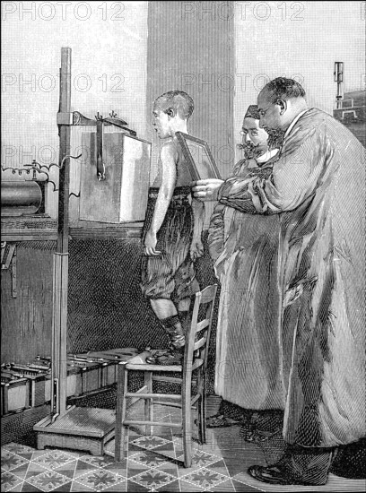 Historical illustration, 1899, a boy is being prepared for an x-ray of his breast, ein Junge wird für eine Röntgenaufnahme vorbereitet, historische Zeichnung, ca. 1899