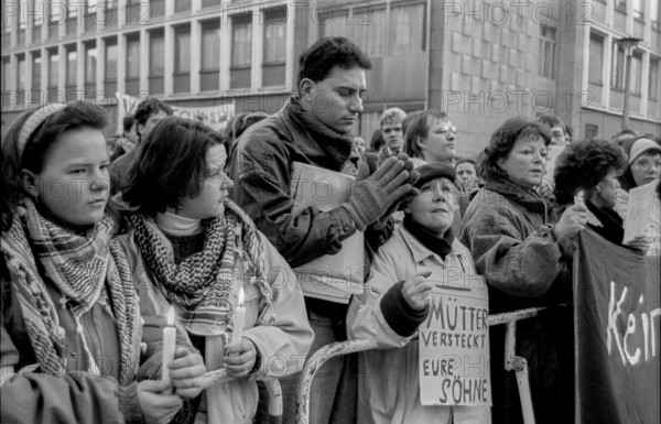 Germany, Berlin, 19.01.1991, demonstration against the Gulf War, in front of the American Embassy, praying, (Käthe Reichel, centre)