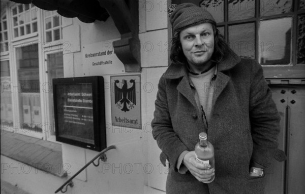 Germany, Sternberg, 12.01.1992, Citizen with liquor bottle in Sternberg / Mecklenburg, labour office