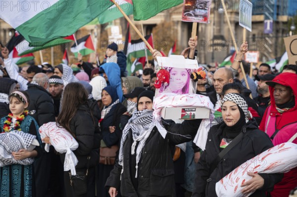 04.11.2023, Berlin, Germany, Europe, Over 8000 participants show their solidarity and take part in a demonstration for Palestine and against Israel under the title: