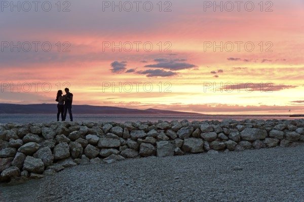 Sunset, couple on a pier, coast near Brela, behind them the island of Brac, Adriatic Sea, Mediterranean Sea, Makarska Riviera, Dalmatia, Croatia