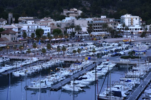 Harbour at dusk, behind it the promenade, Puerto Soller, Port de Soller, Majorca, Majorca, Balearic Islands, Balearic Islands, Mediterranean Sea, Spain