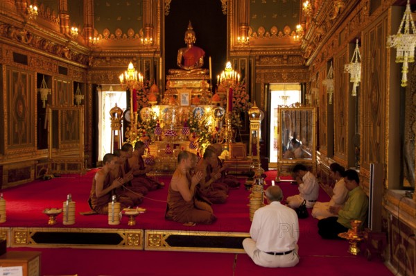 Wat Ratchabophit (Rajabophit) was constructed during the reign of King Chulalongkorn (Rama V, 1868 - 1910). The temple blends Eastern and Western architectural styles and is noted for its circular cloister enclosing the large Sri Lankan-style chedi and connecting the ubosot (bot) to the north with the viharn to the south