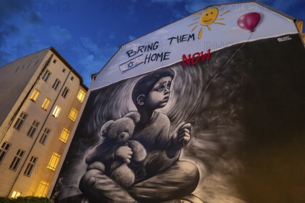 Germany, Berlin, 15.06.2024, Graffiti by Israeli artist Benzi Brofman: Bring them Home now, Gable in Auguststraße Oranienburger Straße
