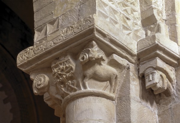 Caen, Saint-Trinité, capital in the crossing