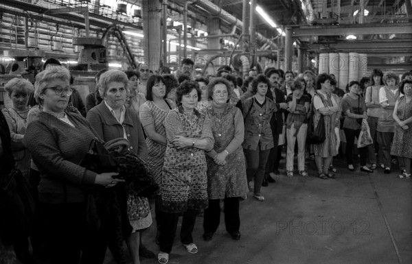 Germany, Kahla, 20.12.1991, Kahla porcelain factory, workforce (female workers) at the works meeting
