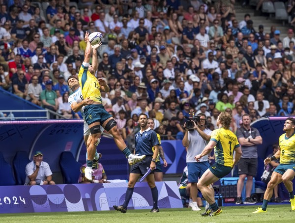 Jul 25, 2024-Paris, FRA, Men?s Pool B Rugby Seven: Team Australia forward Nathan Lawson (12) (AUS) fights for the ball during the match between Team Australia (AUS) against Team Argentina (ARG) at the Paris 2024 Olympic Games at Stade de France in Saint-Denis, France. Australia wins the match 14-22