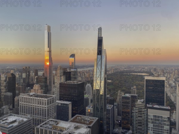 Sunset over the New York skyline with modern skyscrapers and a wide cityscape, the skyline of a big city with skyscrapers in the golden light of the sunset, new york, USA
