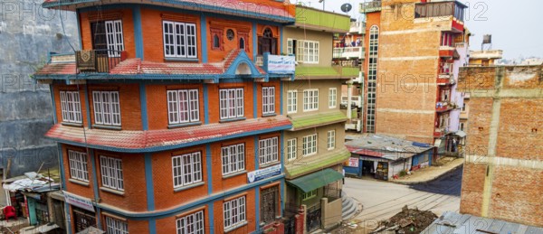 Kathmandu Nepal 21. Mai 2018 Colorful dirty and dusty street and construction area in Sinamangal, Kathmandu, Nepal