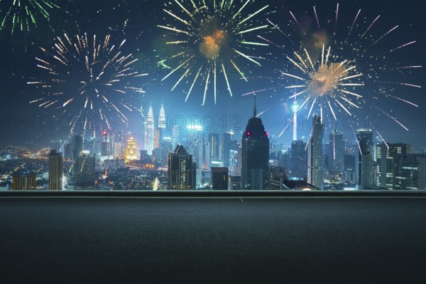 Asphalt leere Straßenseite mit Stadt Skyline und Feuerwerk Himmel Hintergrund . Nachtszene mit Feuerwerksfeier