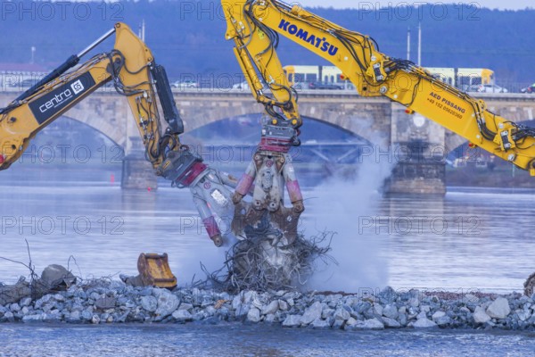 After the partial collapse of the Carola Bridge, demolition work continues on a dam built directly in the Elbe. Dresden, Saxony, Germany