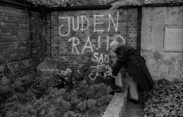 GDR, Berlin, 12 May 1990, demonstration/ rally against the desecration of Brecht's grave, Jews out, Saujud, Dorotheenstädtischer cemetery, Manfred Wekwerth (director of the Berliner Ensemble)