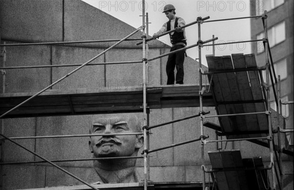 Germany, Berlin, 23 October 1991, Demolition of the Lenin monument on Leninplatz in Berlin Friedrichshain, Lenin's head, construction worker