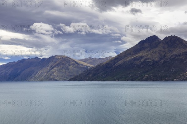 An image of the lake Wakatipu in south New Zealand