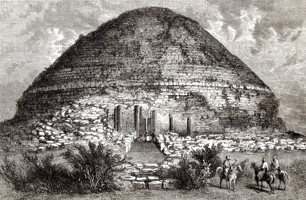 Madghacen oder Medracen, ein königlicher Mausoleum-Tempel der numidischen Berberkönige, in der Nähe der Stadt Batna in Aurasius Mons in Numidien, Algerien