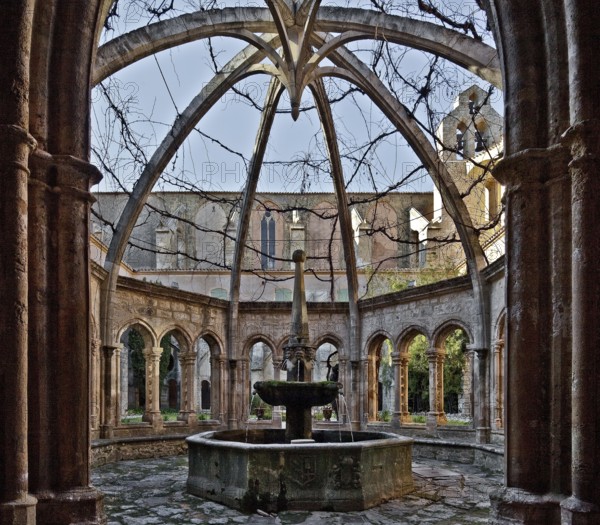 Valmagne near Montpellier, abbey, cloister, well house with reconstructed vault ribs, behind it abbey church, St., St., Saint