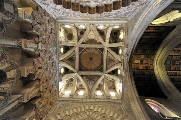 Mezquita, former mosque, today cathedral, Cordoba, View of the complex ceiling structure of a building with Islamic and Christian architectural elements, Cordoba, Andalusia, Spain