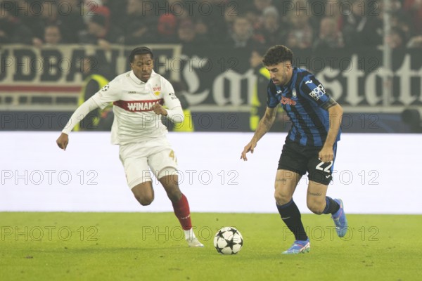 Football match, Matteo RUGGERI Atalanta Bergamo right on the ball in a duel with Jarzinho MALANGA VFB Stuttgart, Stuttgart Arena, Stuttgart