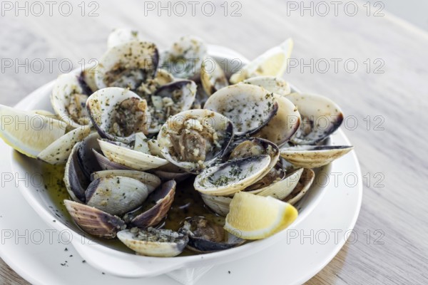 Garlic white wine steamed fresh clams seafood tapas simple snack ameijoas bulhao pato portuguese style