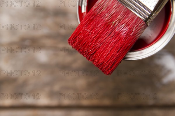 Presentation of a paint brush with the respective