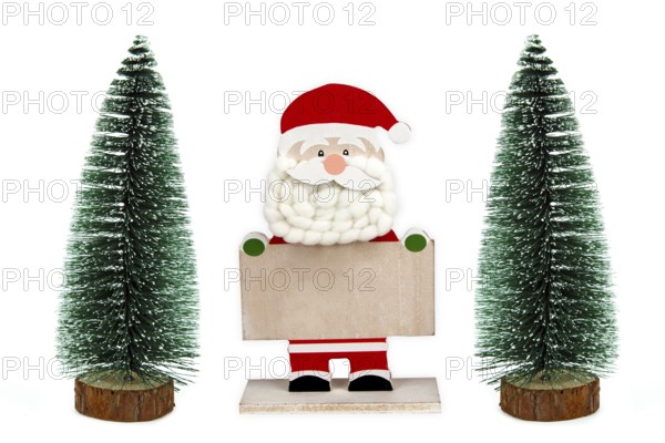 Dekorative hölzerne Santa Clause halten ein leeres Brett mit Spielzeug Bäume auf weißem Hintergrund