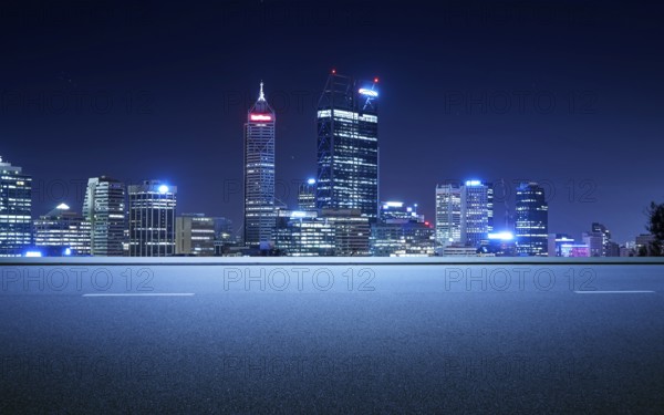 Nebenansicht Asphaltstraße auf Snight Szene in der Nähe der modernen Stadt